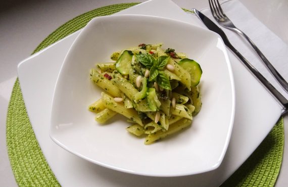 Penne al pesto di zucchine, pomodori secchi e pinoli