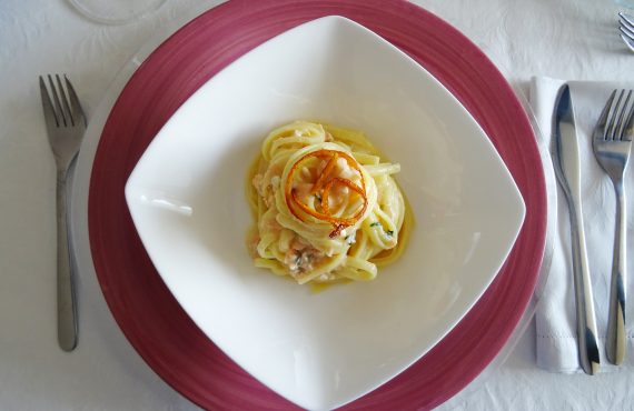 Linguine con salmone arancia e menta