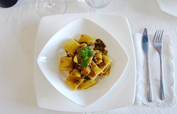 Mezzi Paccheri lisci con carciofi e patate